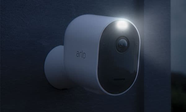 Pimeässä oleva Arlo Pro3 -kamera