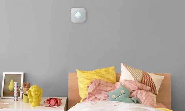 Smart hem: Google Nest Protect rökdetektor i barnrummet.