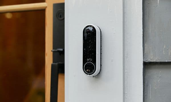 Arlo-video-ovikello ulko-oven vieressä sateilla säällä