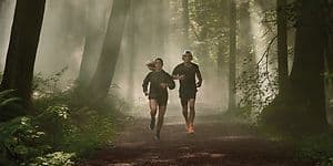 Garmin - Forerunner - Pariskunta juoksulenkillä metsässä