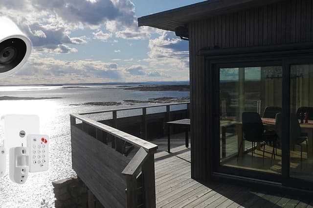 Sommarstuga med övervakningskamera, smartlås och övervakning via app