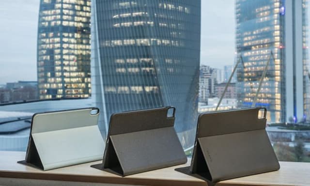 tre iPad-covere med skyskrapere i bakgrunnen