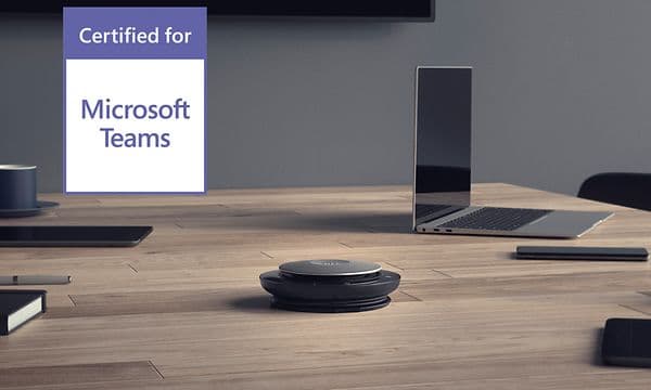 Jabra-Speak 750 i et mødelokale med Teams-logo
