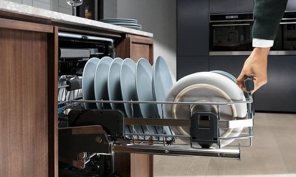 MDA-Dishwashers-Man lifting the interior of the dishwasher with comfortlift