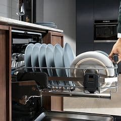 MDA-Dishwashers-Man lifting the interior of the dishwasher with comfortlift