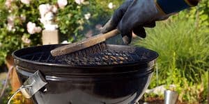 Rengøring af en grill med en børste