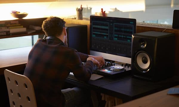 Mann produserer musikk på datamaskin med Marshall-høyttaler