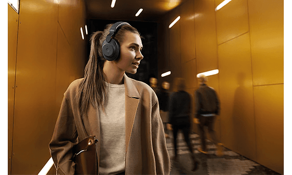 Kvinne utendørs med støyreduserende headset på