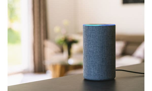 Alexa--høyttaler blå på et bord
