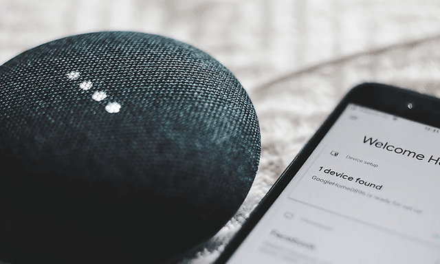 Google Home Mini og smarttelefon på bord
