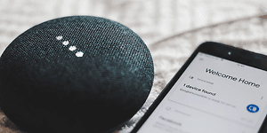 Google Home Mini og smarttelefon på bord
