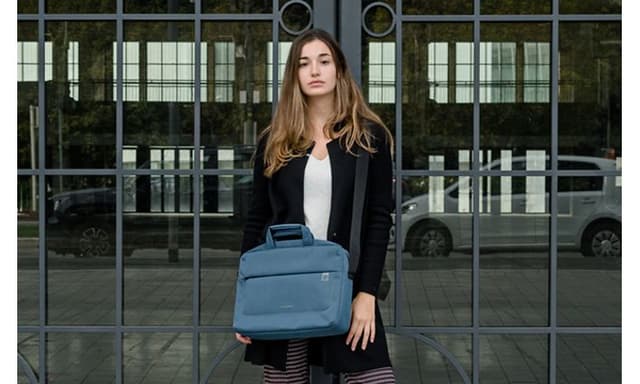 En kvinde med en computertaske