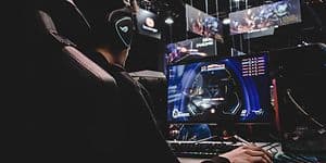 Mann gamer på PC