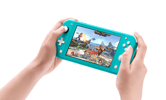 Händer som håller i en Nintendo Switch Lite, handhållen enhet i turkos. vit bakgrund.