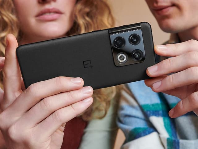 Mann og kvinne ser på sort OnePlus Pro 10 