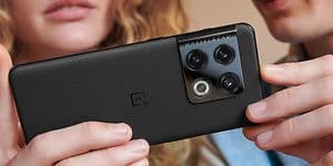 Mann og kvinne ser på sort OnePlus Pro 10 