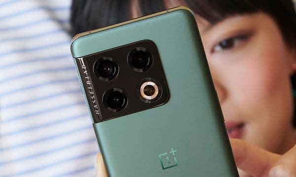 Kvinne ser på OnePlus 10 Pro i sengen