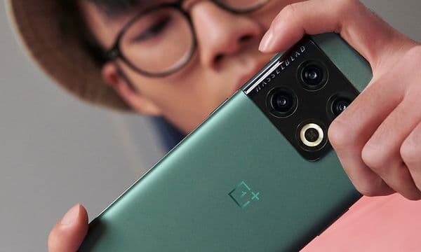 Mann lader og ser på OnePlus 10 Pro