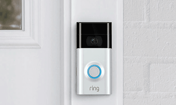 smart dørklokke ring montert på en vegg