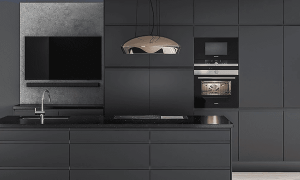 Svart  Epoq kök. Stilrent med en lampa i mässing.