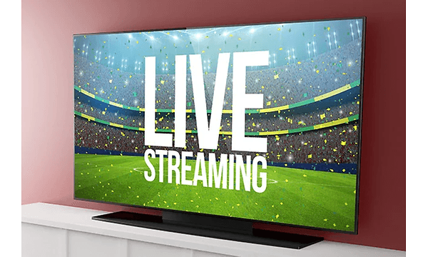Stor TV-skärm med texten "live streaming" på och med fotbollsplan som bakgrund. 