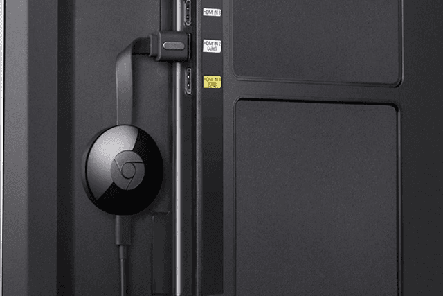 Chromecast ansluten till  baksidan av en TV 