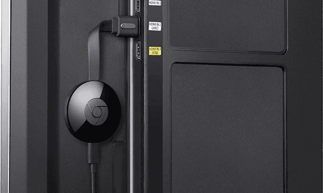 Chromecast ansluten till  baksidan av en TV 