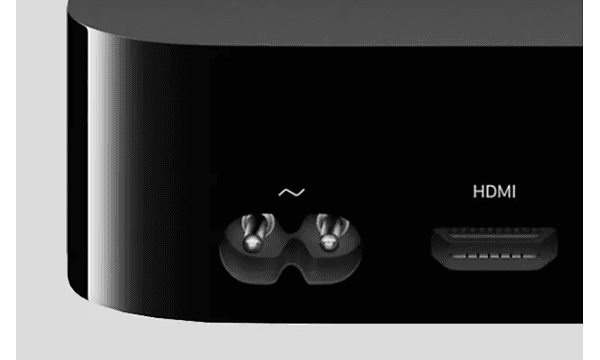 Närbild på baksidan av en svart Apple TV visar vart man kopplar in strömsladden.
