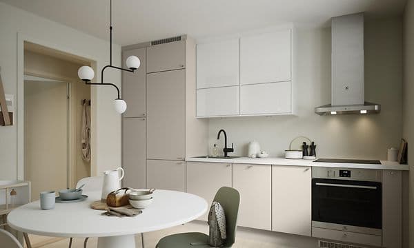 Epoq Trend Greige og Gloss White kjøkken med sort blandebatteri