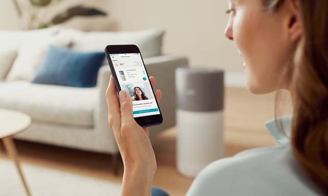 Philips Air purifyer -ilmanpuhdistin sekä Clean Home+ -sovellus puhelimessa