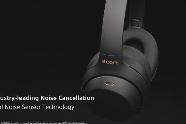 Svarta Sony WH-1000XM4 on-ear hörlurar med detaljer i rosé, svart bakgrund.  