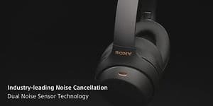 Svarta Sony WH-1000XM4 on-ear hörlurar med detaljer i rosé, svart bakgrund.  