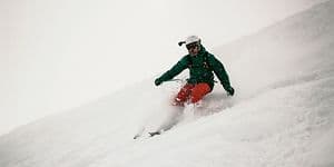 Mann står på ski med GoPro og hjelm