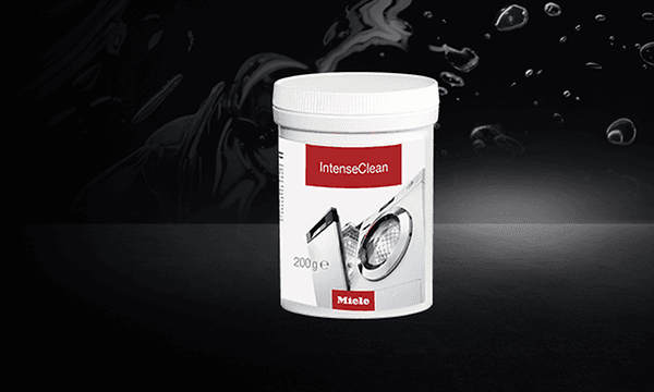 IntenseClean-pesuainepurkki mustalla taustalla
