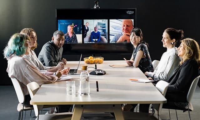 Medarbejdere, der deltager i møde med Konftel-konferencesystemet