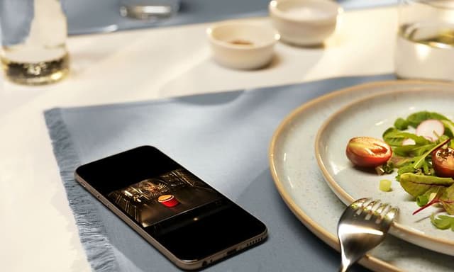 Smarttelefon på kjøkkenbord viser innsiden av en stekeovn