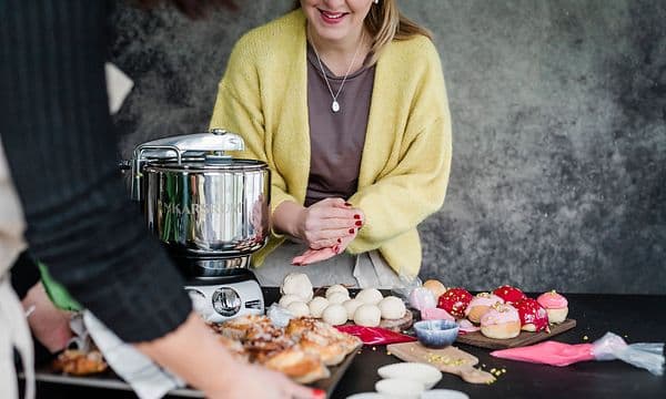 Ankarsrum - kvinna som bakar bullar intill en köksmaskin