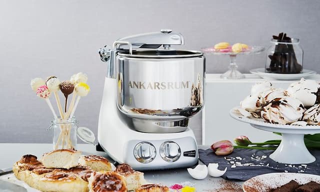  Ankarsrum - köksmaskin på ett bord med bakelser