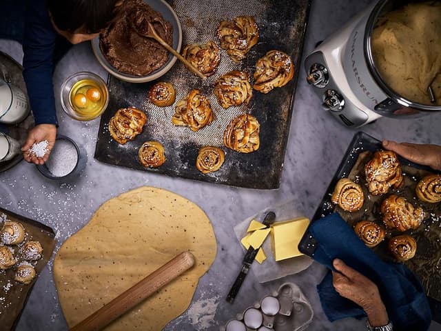  Ankarsrum - köksmaskin på ett bord och kanelbullar