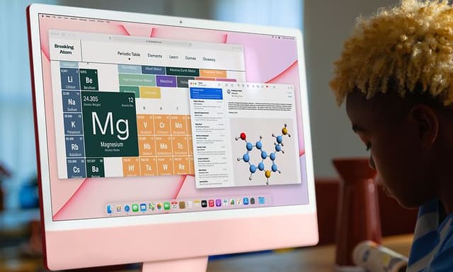 Pojke som sitter framför iMac som gör läxor