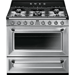 En silverfärgad gasspis från Smeg med ugnslucka. 