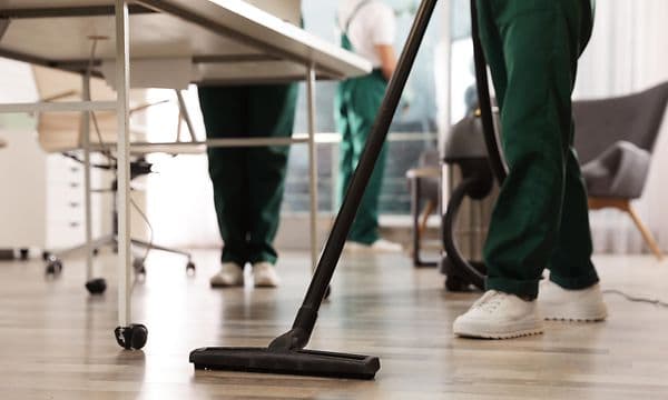 SDA - Guide - Indeklima - Person støvsuger kontor 