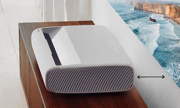 Samsung-The-Premiere7T-Projektor tæt på væggen