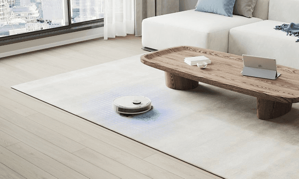 Ecovacs DEEBOT-N8+ på et teppe i en stue