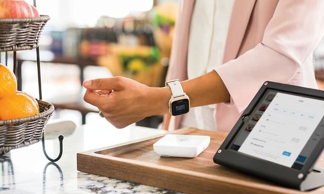 Garmin Venu på armen til kvinne som bruker Garmin Pay