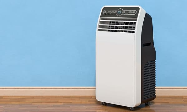 Transportabel aircondition ved siden af en blå væg
