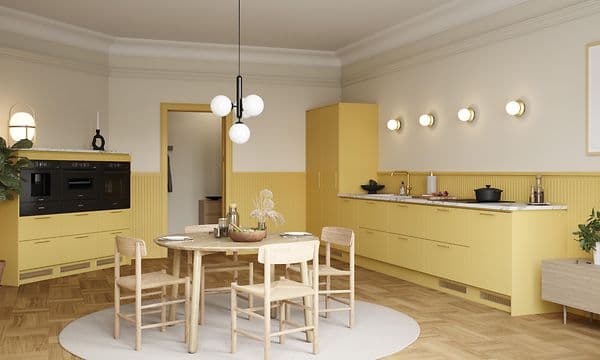 Gult Epoq Trend Mellow-kjøkken, med benkeplate i marmorlaminat, integrert stekeovn og kaffetrakter, spisebord og stoler.