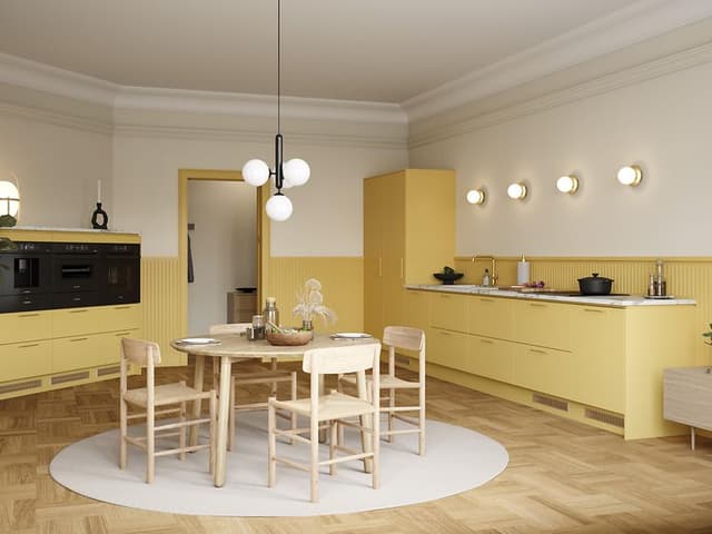 Gult Epoq Trend Mellow-kjøkken, med benkeplate i marmorlaminat, integrert stekeovn og kaffetrakter, spisebord og stoler.