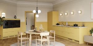 Yellow Epoq Trend Mellow -keittiö, jossa laminaattitaso, integroitu uuni ja kahvinkeitin, ruokapöytä ja tuolit
