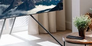 QLED TV på ben